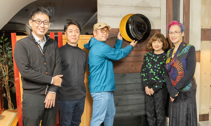 写真：MICHIKAKEと事業者の大橋善弘さん、中西拓士さん、島圭佑さんと、荻野さん、残間さんの集合写真