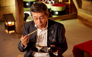 金山寺味噌を試食する弘兼さんの写真