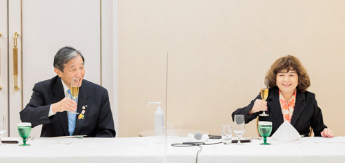 写真：仁坂知事と残間委員長の写真